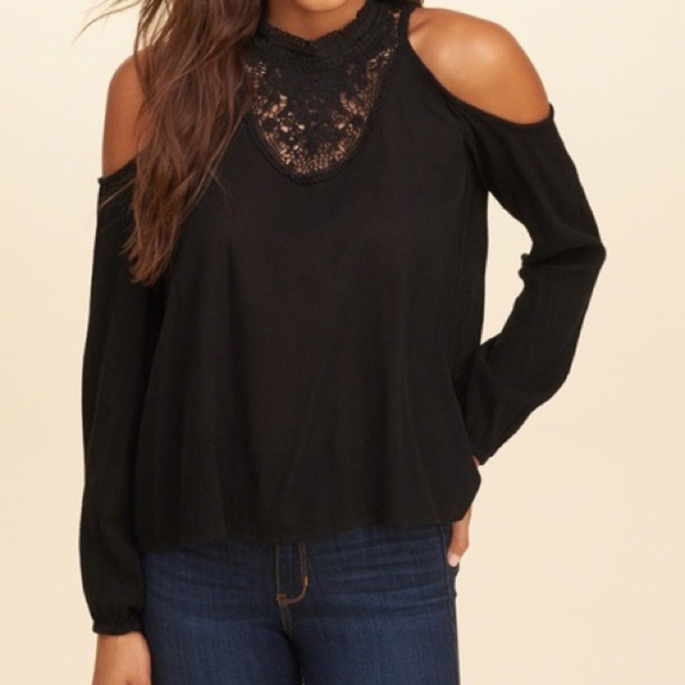 BLACK COLD SHOULDER TOP SIZE SMALL HOLLISTER